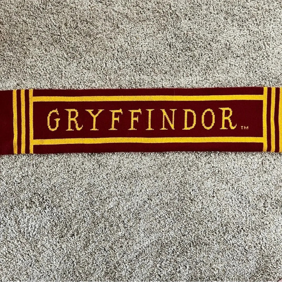 UNIVERSAL STUDIOS  Wizarding World of Harry Potter GRYFFINDOR Scarf - Picture 3 of 7